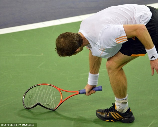 Bỏ lỡ cơ hội đáng tiếc để kết liễu đối thủ, Andy Murray cũng đạp gãy vợt.